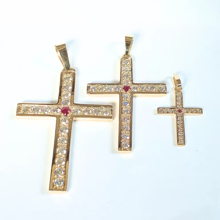Trio de Cruzes em Ouro 18k com Diamantes e Rubi Central - Lindo Conjunto para Família