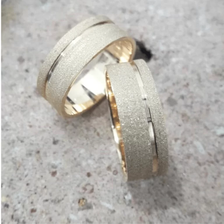 Par Alianças Ouro 18k - Borda Quadrada - Interno Semianatômico - 1 Risco - Esterno Diamantado e com Ródio - 15 gramas