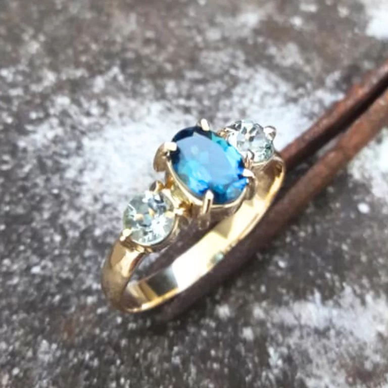 Anel em Ouro 18k com pedra central oval e 2 pedras laterais - 2,5 gramas