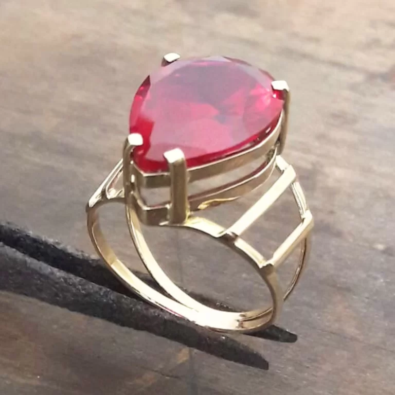 Anel em Ouro 18k com Grande Rubi Gota - 3,5 Gramas