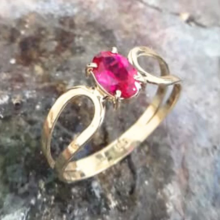 Anel Feminino em Ouro 18k com Pedra Central Oval - 2 gramas