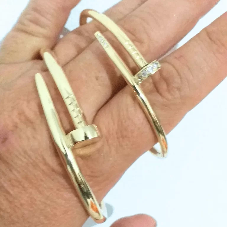 Par de Braceletes Juste Un Clou (full size) - Estilo Cartier - Ouro Maciço 18k -  Feminino com 30 diamantes  (48 pontos) - 90 gramas