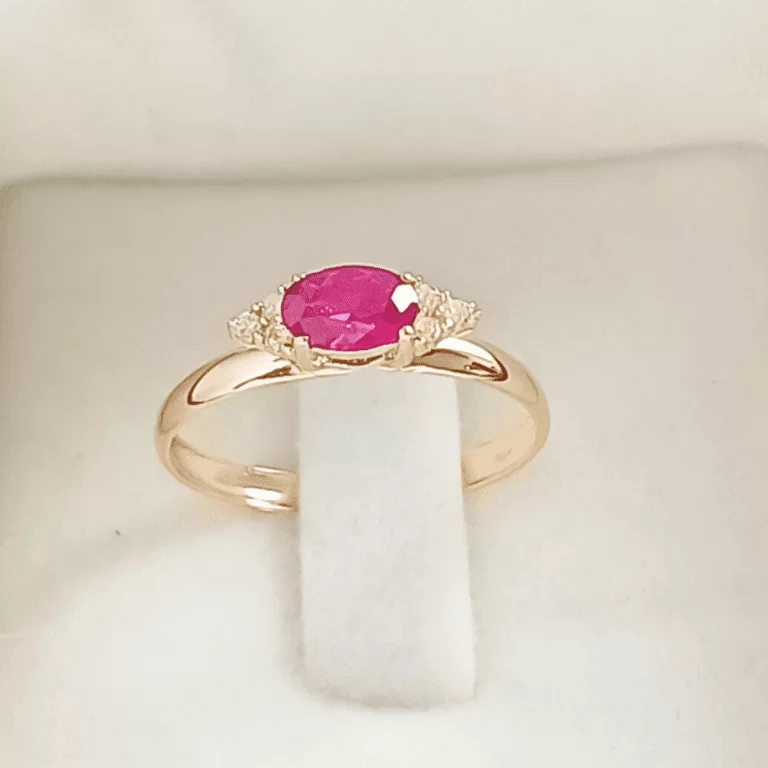 Anel Estiloso em Ouro 18k com Pedra Central Cor Rubi, 6 Zircônias ao lado