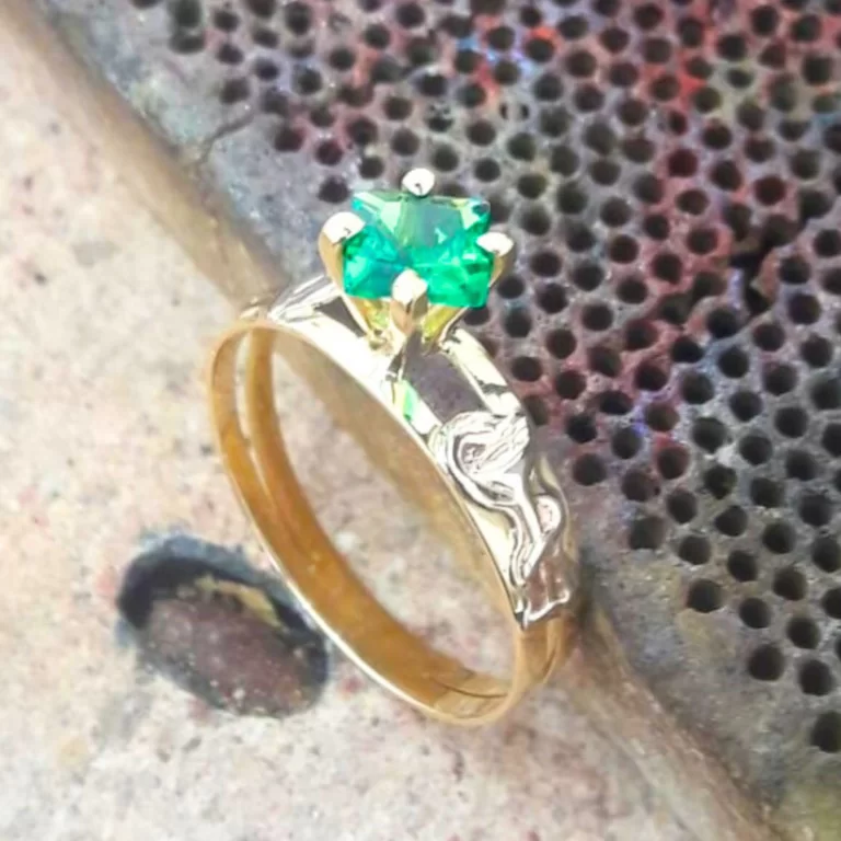 Anel de Formatura em Ouro 18k - Aro Duplo - pedra quadrada e símbolos