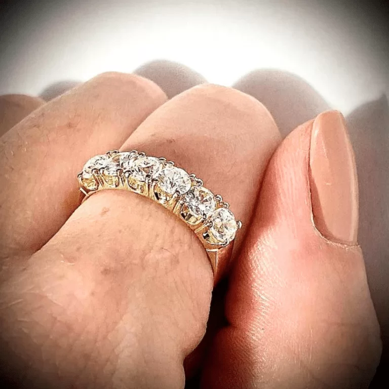 Meia Aliança em ouro 18k com 5 Diamantes de 25 Pontos - 6,5 gramas