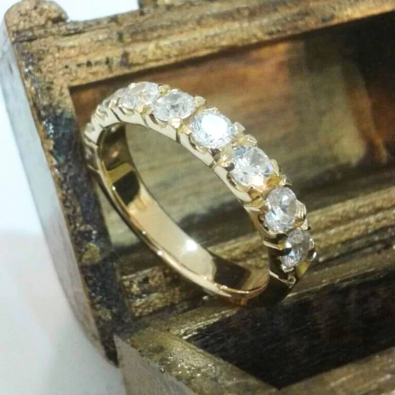 Meia Aliança Masculina com 9 Diamantes de 10 pontos - 7,5 gramas