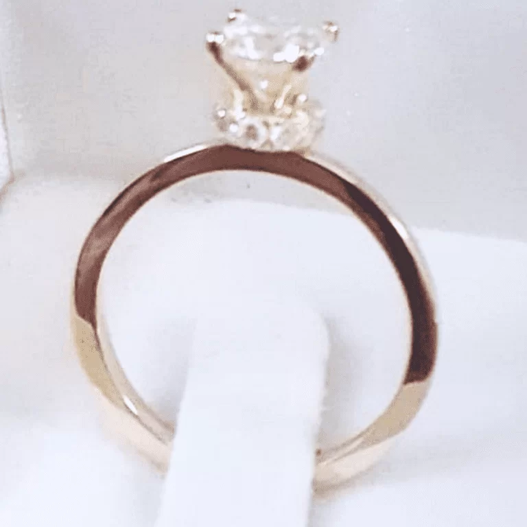 Anel Solitário  em Ouro 18k - Design Exclusivo com Diamante Natural Central de 90 Pontos  e 10 diamantes de 1,5 pontos