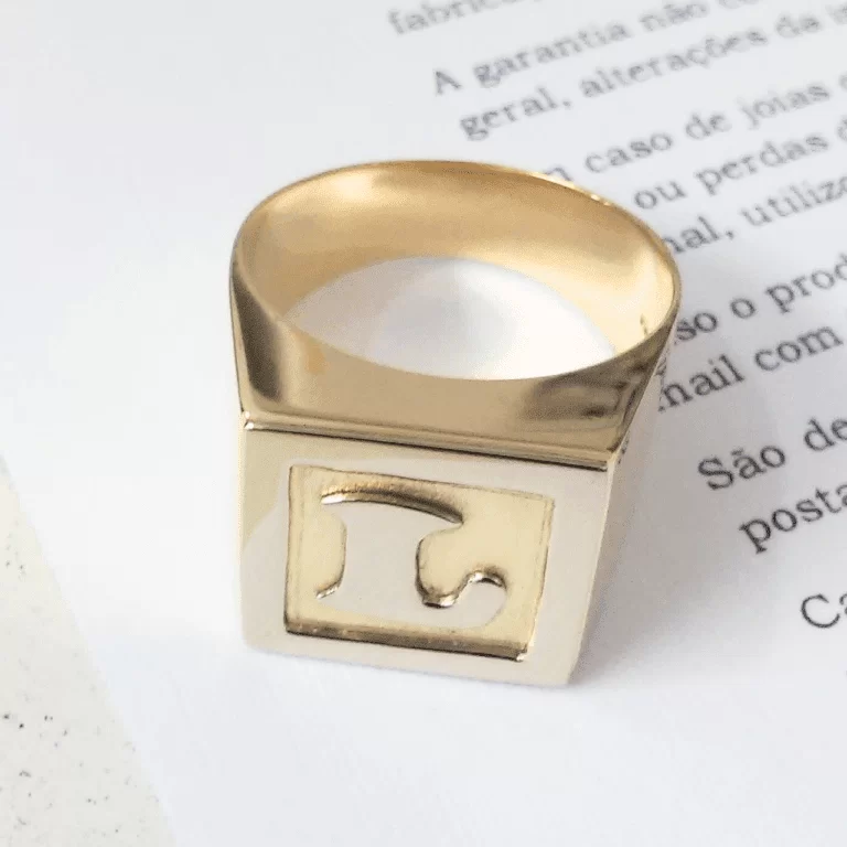 Anel Masculino Quadrado com Letra e Borda em Ouro Branco - 15 gramas