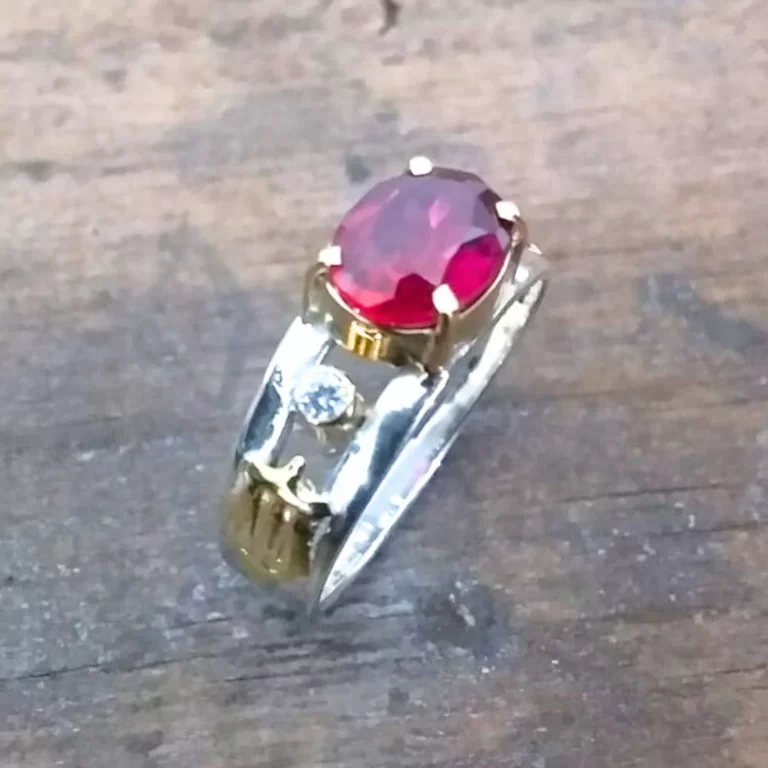 Anel de Formatura em Ouro Branco e Amarelo 18k - Pedra Central Oval e 2 Pedras nas laterais - 2,5 Gramas