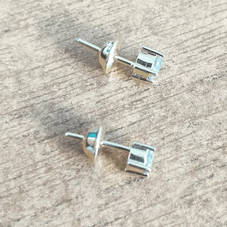 Par de Brinco em Ouro Branco 18k com diamantes de 10 pontos (2,9 mm) cada - total de 20 pontos