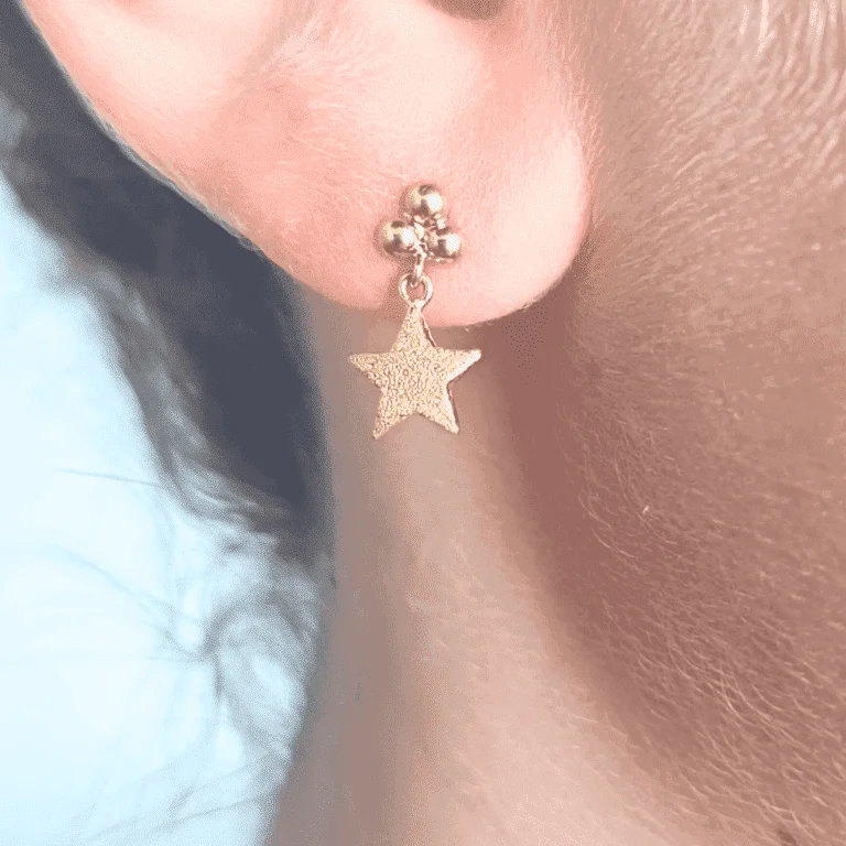Par de Brinco em Ouro 18k com Pingente Estrela de Mar com acabamento fosco