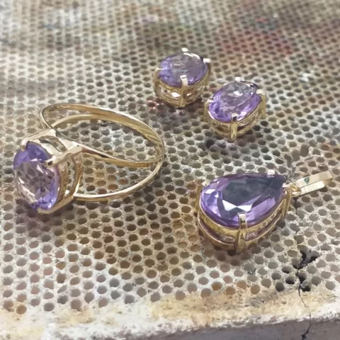 Conjunto em ouro 18k (anel - Brincos e Pingente) com Ametistas - 5 gramas