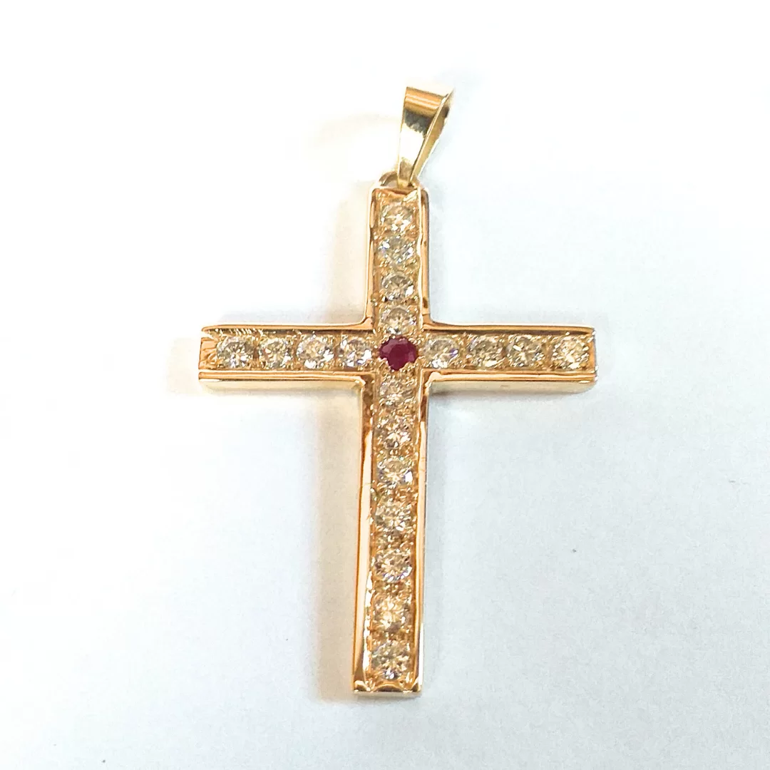 Pingente Cruz Média em Ouro 18k - Alta Joalheira - com 19 Diamantes de 7 Pontos cada e 1 Rubi de 2,5 mm - 4,5 gramas