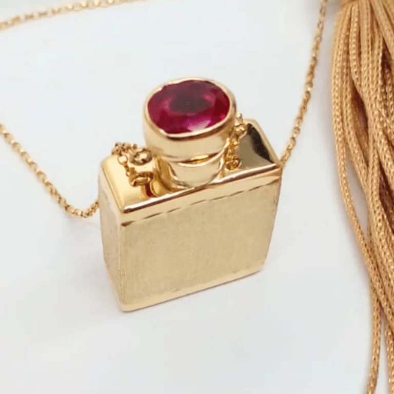 Garrafa de Parfume Trabalhada em Ouro 18k com Rubi Natural ou Sintêtico - 14 gramas