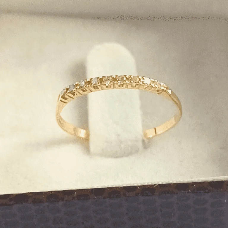 Anel Meia Aliança  em Ouro 18k com 9 Diamantes Naturais - 13,5 pontos