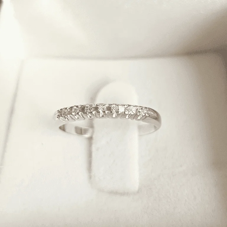 Anel Meia Aliança em Ouro Branco  18k - com 7 Diamantes Naturais - 10,5 pontos