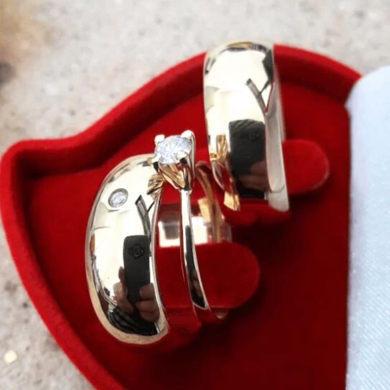 Trio em Ouro 18k: Alianças Boleadas com Diamante de 5 pontos e anel Solitário de 50 pontos - 23 gramas